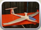 Modell eines Segelflugzeugs mit Klapptriebwerk.