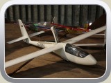 Modell eines Segelflugzeugs mit Klapptriebwerk, welches wohl sogar bei dem Modell einfahrbar ist.