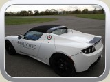 Dieser schicke Sportwagen (Tesla) ist ein Elektroauto.