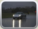 Silberner Porsche bei der Lärm- und Geschwindigkeitsmessung.