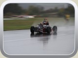 Elektrorennwagen der Formula Student aus Bayreut in voller Fahrt im Regen.