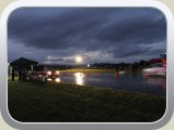 Nächtliches Bild von unserer Flugplatzpiste mit laufendem Autorennen.